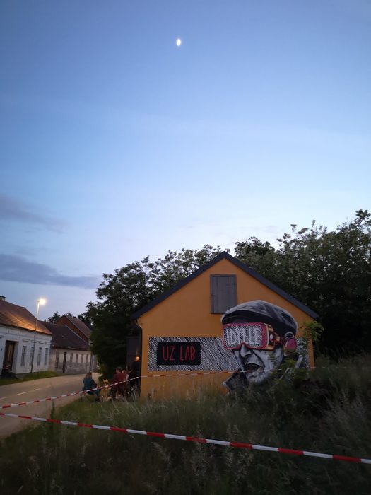 UZ Lab am Abend mit Mural