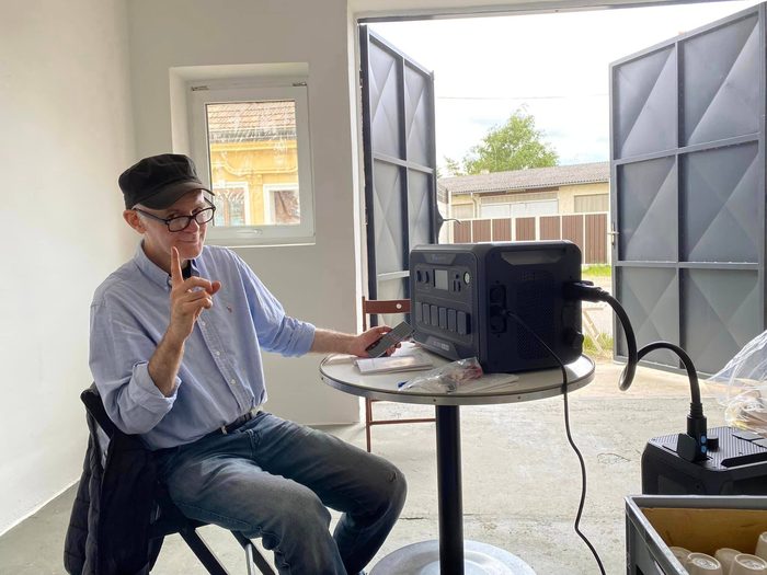 Franz Ablinger im UZ Lab mit mobiler Powerstation