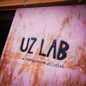 UZ Lab Stencil auf dem alten Tor