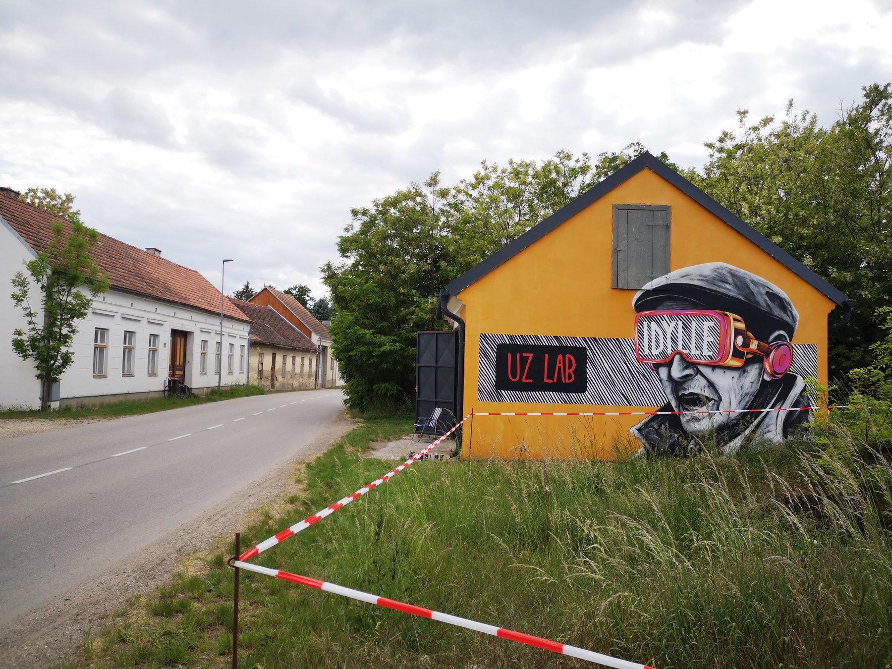 UZ Lab mit Otto-Zucker-Mural von Gernot Passath an der Fassade