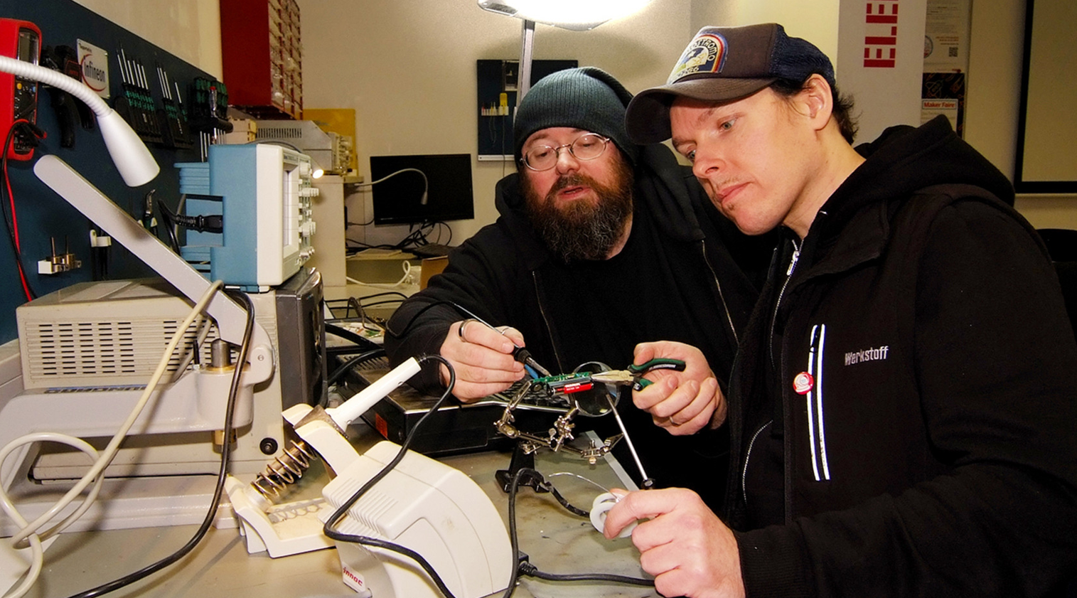 Vorstellung des UZ Labor 2017 mit Elektronikarbeitsplatz und Lötstation